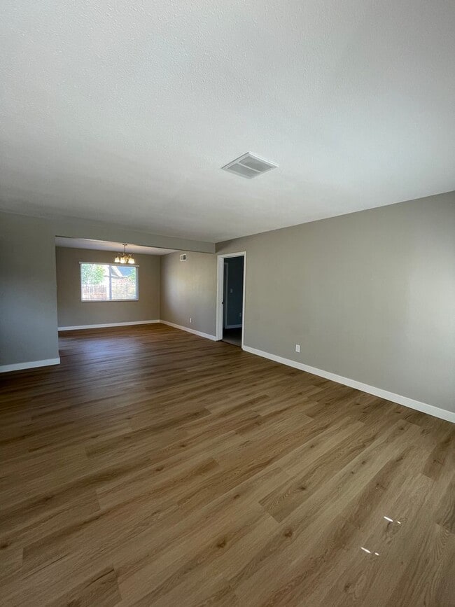 Building Photo - Beautiful 4 bed 2 Bath house in Aurora