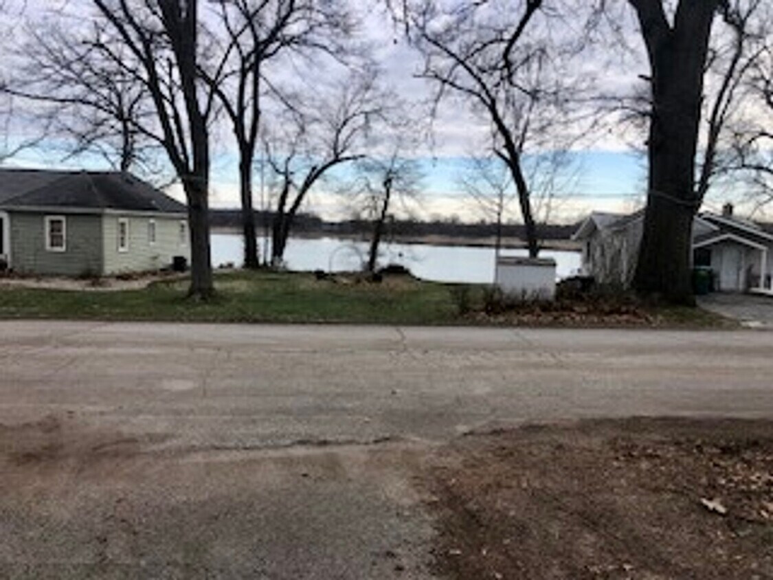 Building Photo - 321 Lakeside Dr