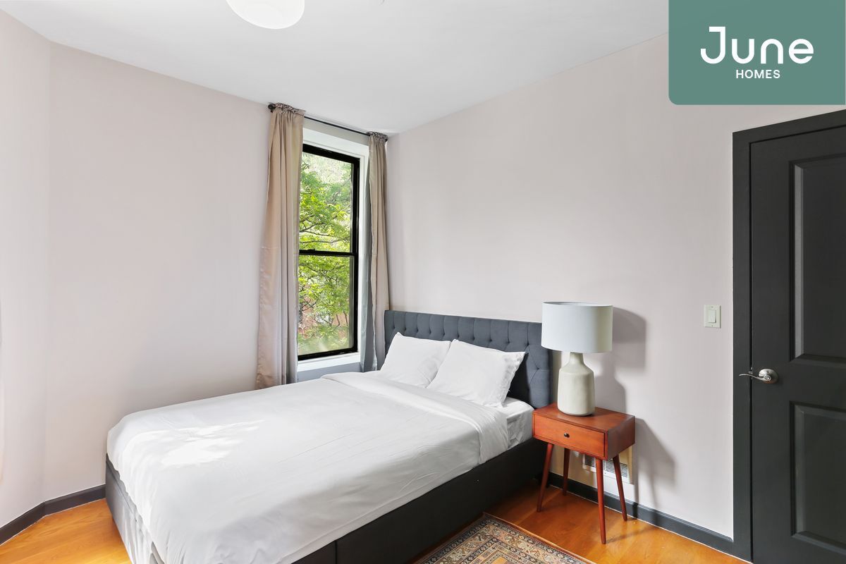 Primary Photo - Queen room in 4-bed/3.0-bath Home