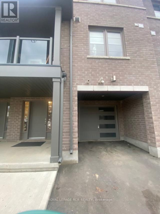 Building Photo - 205 W Oak Trl