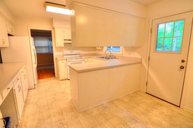 Building Photo - Lovely Spacious 3 Bedroom Carrboro Ranch H...