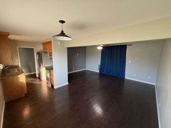 Building Photo - 3 Bedroom 2 Bath Home Available Now!