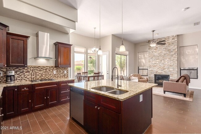 Kitchen - 4815 E Daley Ln