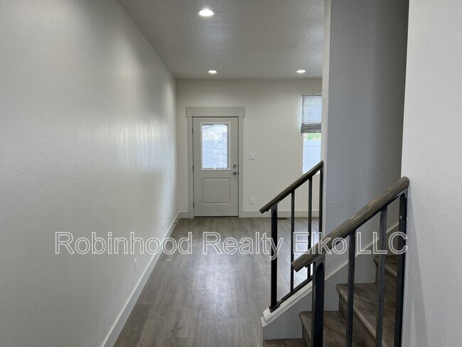 Building Photo - 2433 5th St