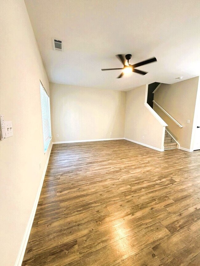 Foto del edificio - MOVE IN SPECIAL!! $500 OFF FIRST FULL MONTH