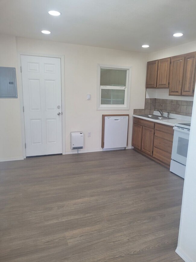 Building Photo - 107&amp;109NYost