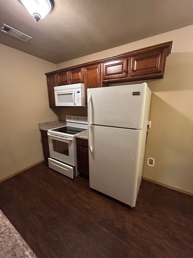Building Photo - Coming in March 2024! 3 bed 2 bath duplex ...