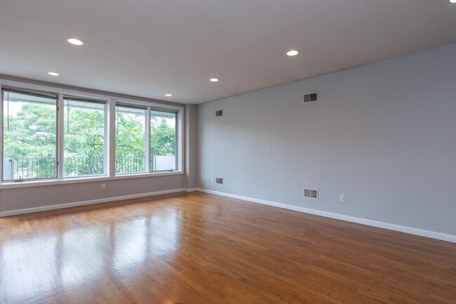 Building Photo - 323 Park Ave