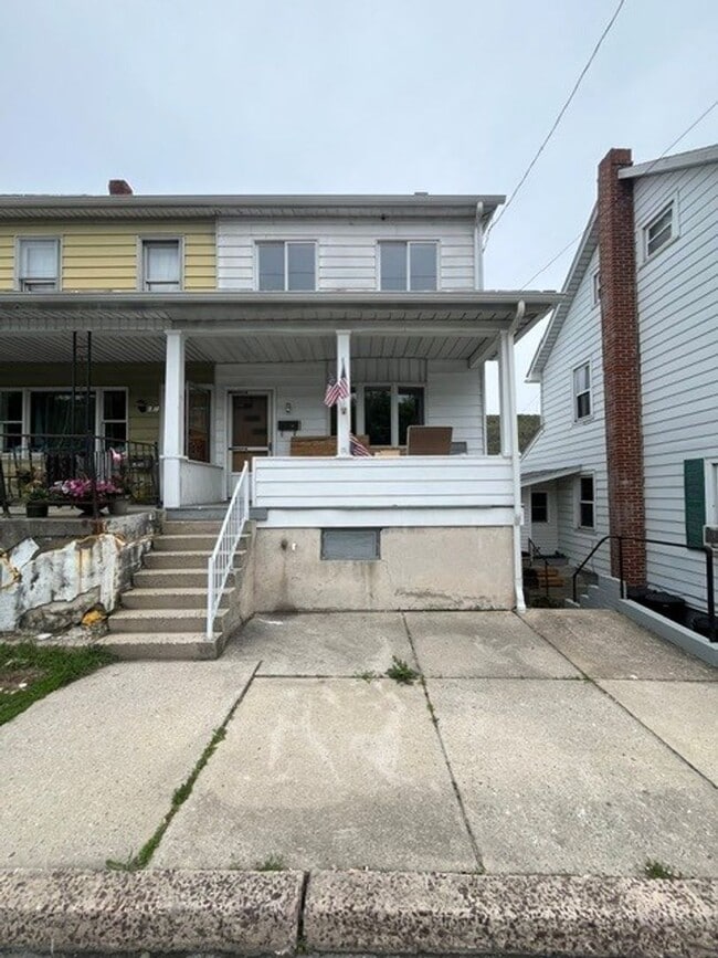 Building Photo - 158 Coal St