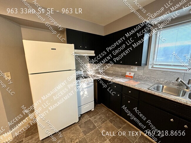 Building Photo - SE Side Updated One Bedroom Unit