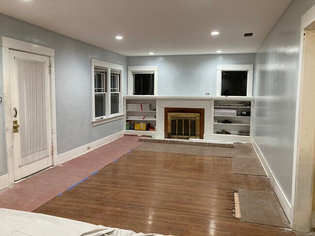 Sala de estar con chimenea - 550 W 37th St