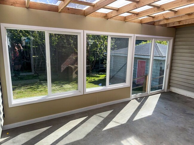 Building Photo - This pet-friendly home offers a spacious l...