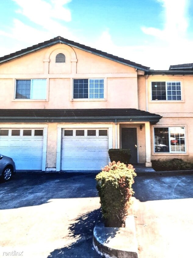 Primary Photo - 2 br, 2.5 bath Townhome - 3017 Grove Way
