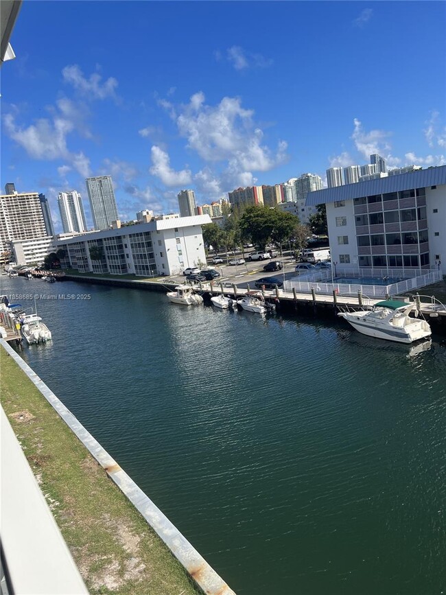 Foto del edificio - 3750 NE 170th St