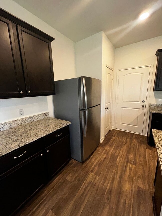 Building Photo - 4BR SFR w/ 2,198 Sq Ft near Downtown Elgin