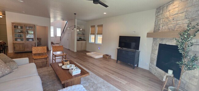 Foto del edificio - Stunning 3-bedroom + tech room, 2.5-bath home in NW Boise!