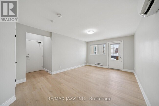 Photo du bâtiment - 251 Simcoe St S