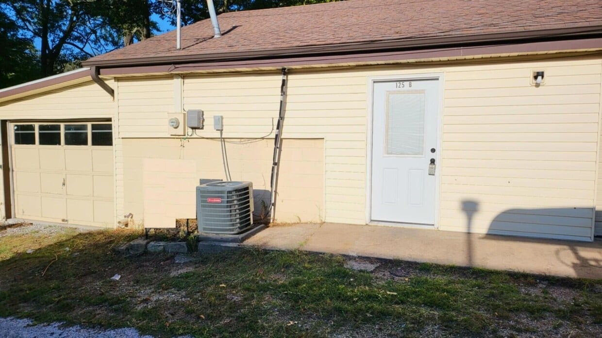 Primary Photo - 125 E Neosho St