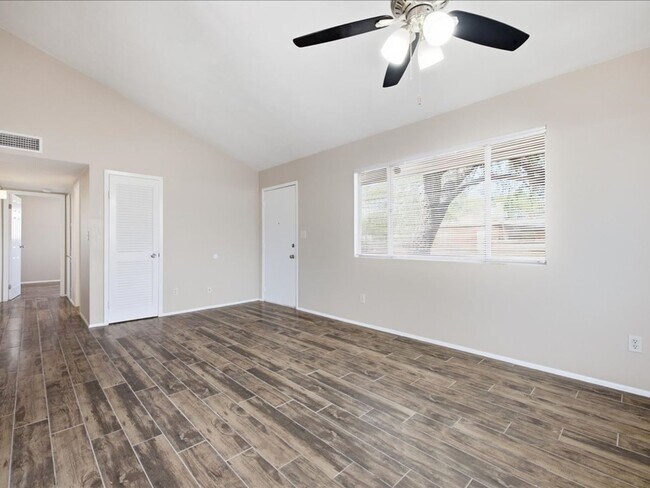 Foto del edificio - 2525 N Cherry Ave