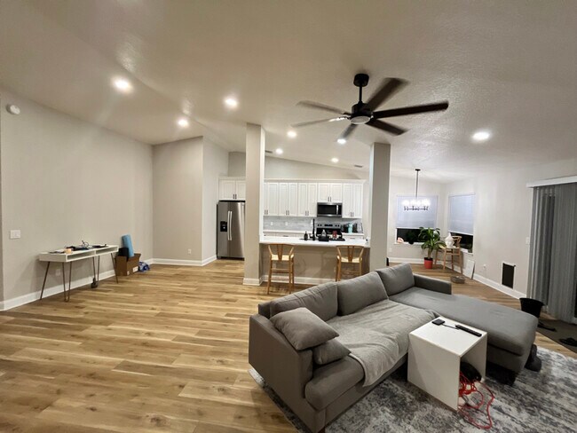 Building Photo - 3035 Hampstead Dr