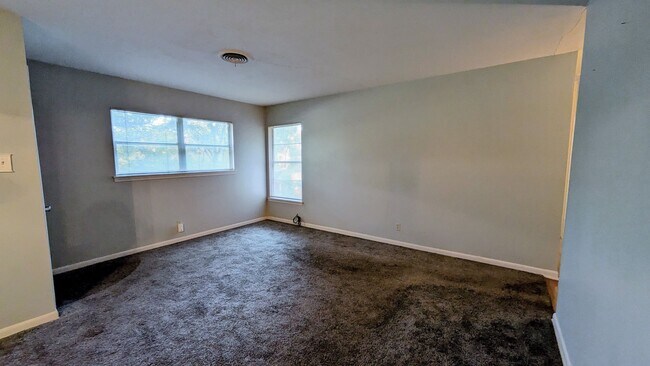 Building Photo - 1110 Sumner Dr