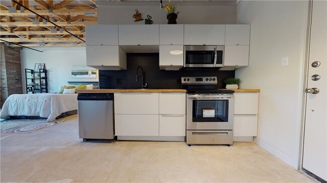 Building Photo - 305 W 27th St