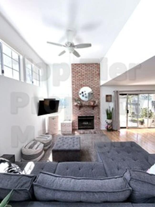 Building Photo - Beautiful 3 bed / 2.5 bath / 1,227 sqft House in Oceanside's Emerald Point