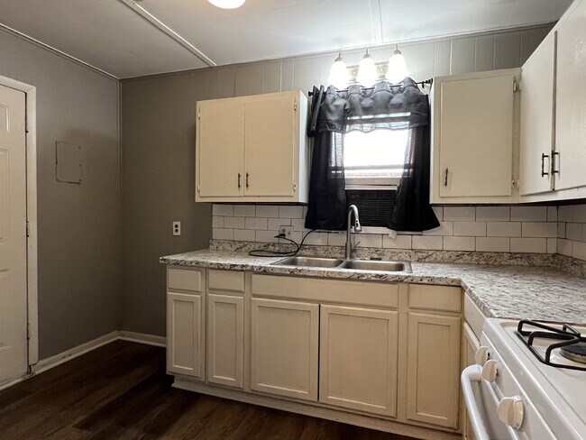 Foto del edificio - 2 Bedroom House for Lease