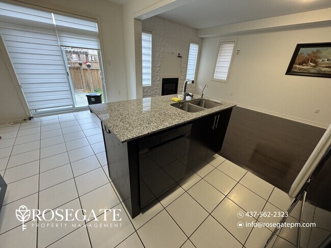 Photo du bâtiment - Cozy 2-Bedroom Apartment with Private Outdoor Space in Etobicoke