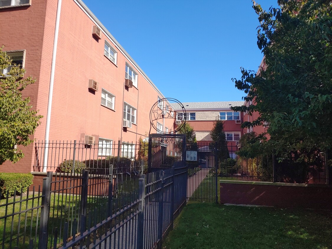 6969 N Ashland Blvd Unit 104, Chicago, IL 60626 Condo for Rent in