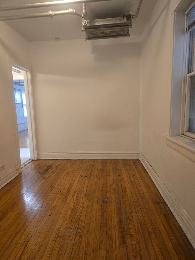 Foto del edificio - 858 N Hoyne Ave