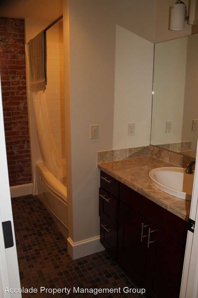Building Photo - 2 br, 2 bath House - 109 West Third Ave #201