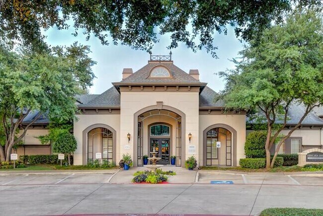 Foto del edificio - 4400 W University Blvd