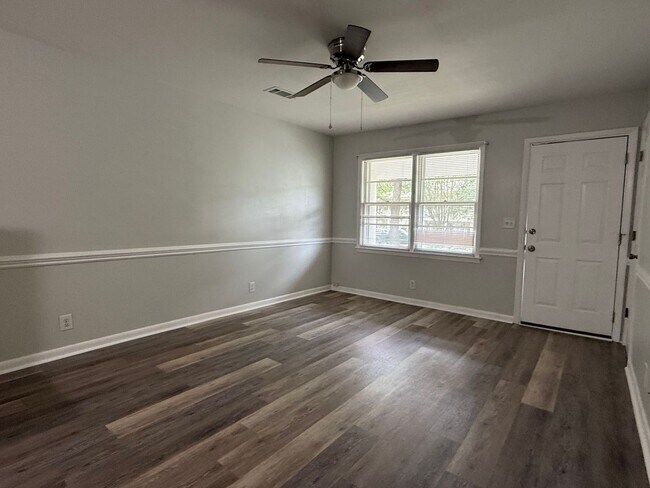 Foto del edificio - 2BR Duplex with Washer/Dryer + Fresh Updates + Lawn care included