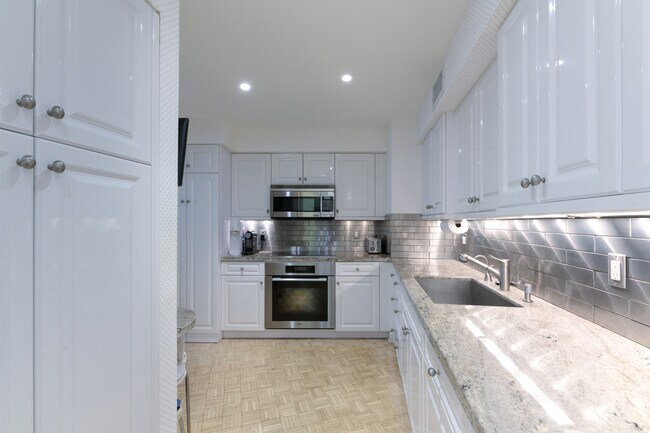 Building Photo - 389 S Lake Dr