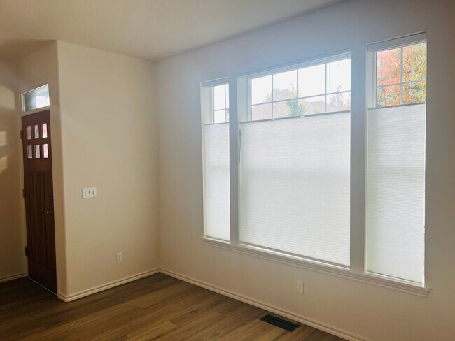 Foto del edificio - Wilsonville Villebois Community Offers Spacious End Unit Town Home
