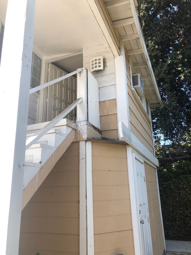 Building Photo - 6142 Oak Ave