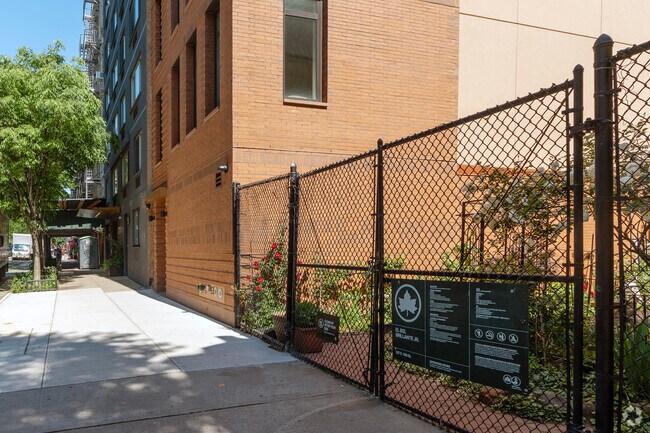 Building Photo - 535 E 12th St