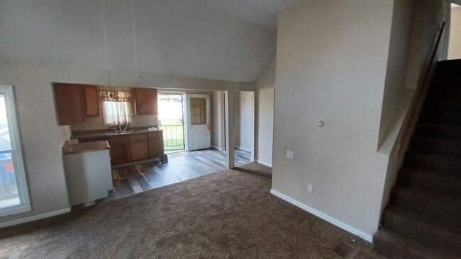 Building Photo - Spacious 4 Bedroom 2 bath house located ne...