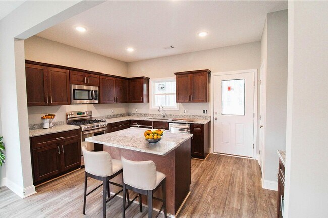 Foto del edificio - 5007 Cypress Lake Rd