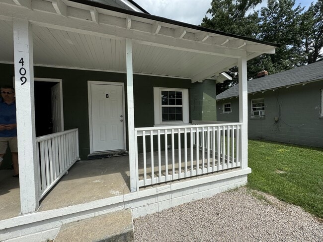 Building Photo - 409 Hadley St SE