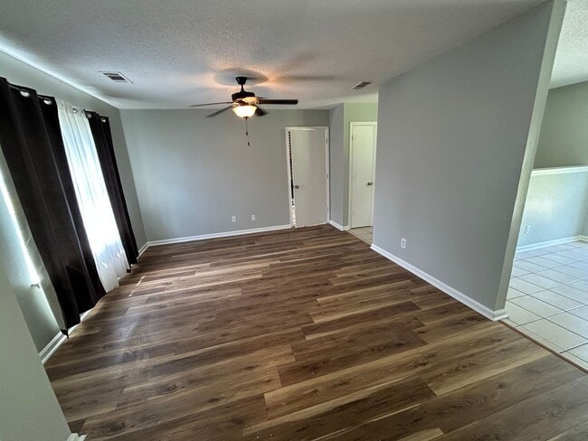 Building Photo - Adorable 3-bed 2-bath Home in Established ...