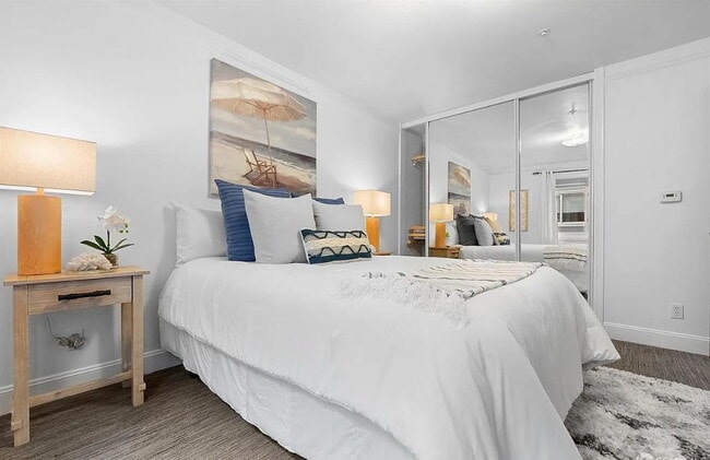 Building Photo - 1-bedroom, 1-bathroom apartment just moments from the breathtaking shores of Ocean Beach.