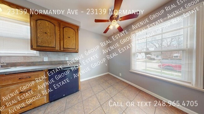Building Photo - Charming Eastpointe home - Move-In Ready!