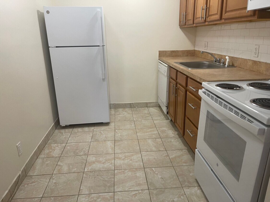 Building Photo - HUGE Studio , AC, Dishwasher HW floors Lots of Closets ! 1 free month