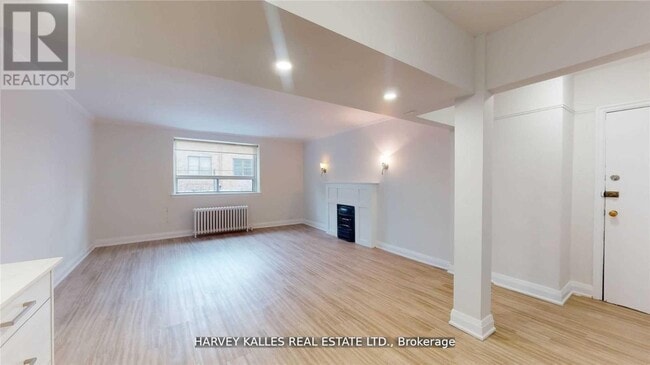 Building Photo - 320-320 Lonsdale Rd