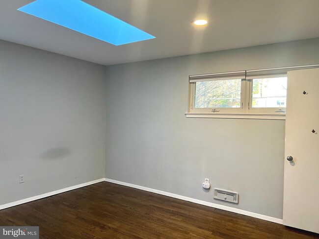 Building Photo - 6223 Beachway Dr