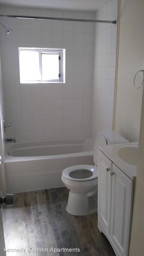 Building Photo - 3 br, 1 bath House - 1017 Pine St.