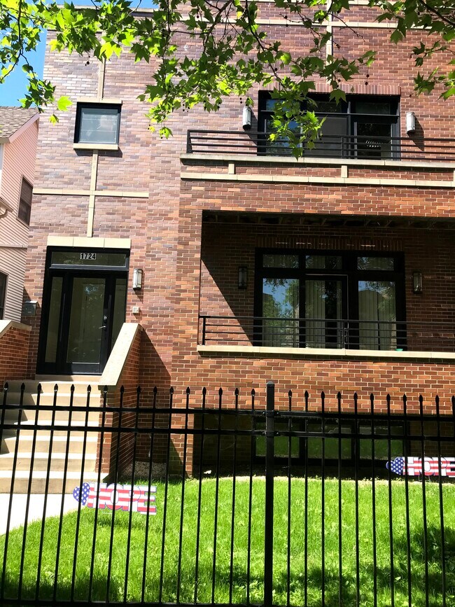Building Photo - 1724 W Berwyn Ave