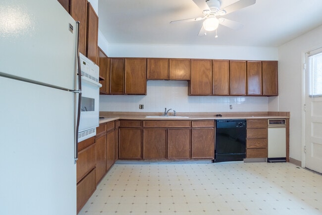 Building Photo - $0 DEPOSIT OPTION! WALNUT HILLS DIVISION, NEW APPLIANCES, GARAGE, FIREPLACE, STORAGE!